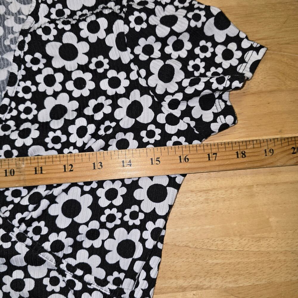 70s Style Rebellious Dreamer Flower Power Crop Top Size M Black and White - Picture 6 of 7
